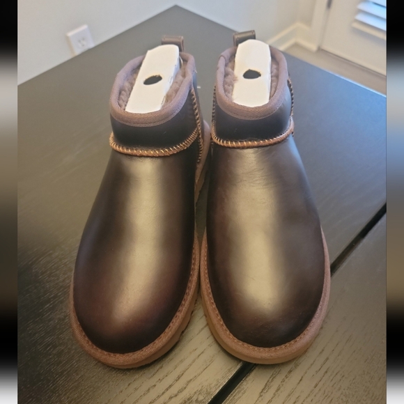 NWT UGG Leather Regenerate Booties. Size 6 - Picture 2 of 7